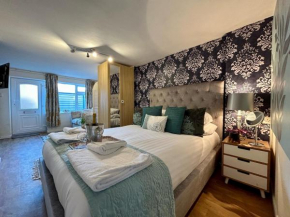 BOURNECOAST: LOVELY GROUND FLOOR STUDIO APARTMENT, NEAR RIVER & BEACHES - FM3001